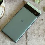 Google Pixel 6a cercado por contas verdes
