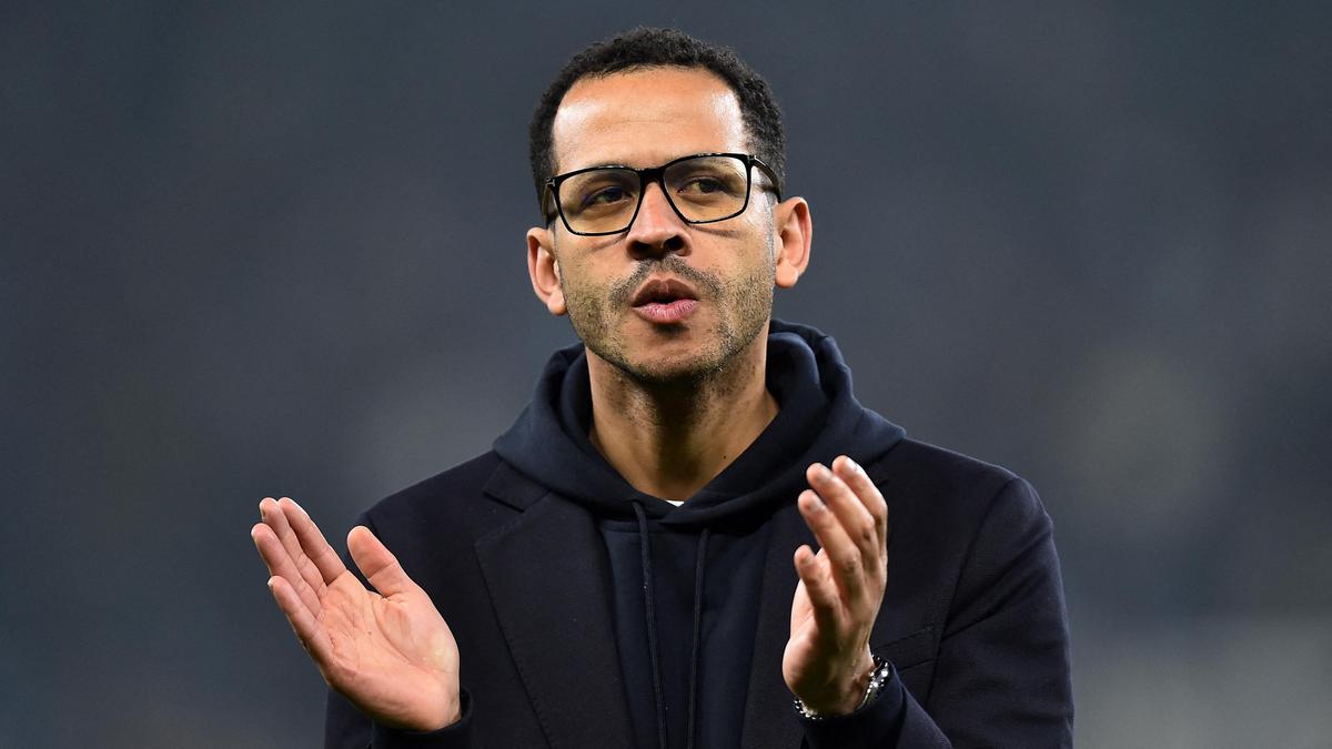 O ex-técnico do Chelsea, Rosenior, assume a função de treinador do Paris FC