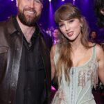 Taylor Swift e Travis Kelce não estavam dispostos a deixar os convidados saírem do casamento da década de mãos vazias, já que seu favor de casamento foi revelado