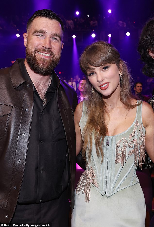 Taylor Swift e Travis Kelce não estavam dispostos a deixar os convidados saírem do casamento da década de mãos vazias, já que seu favor de casamento foi revelado