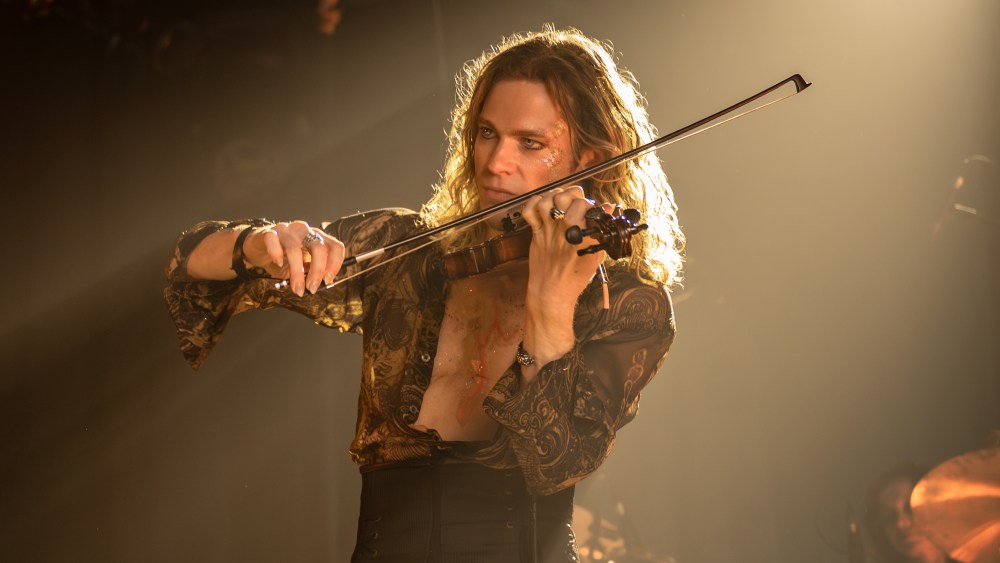 O figurinista de 'The Vampire Lestat' analisa o guarda-roupa Rockstar de Lestat e os ovos de Páscoa escondidos da temporada