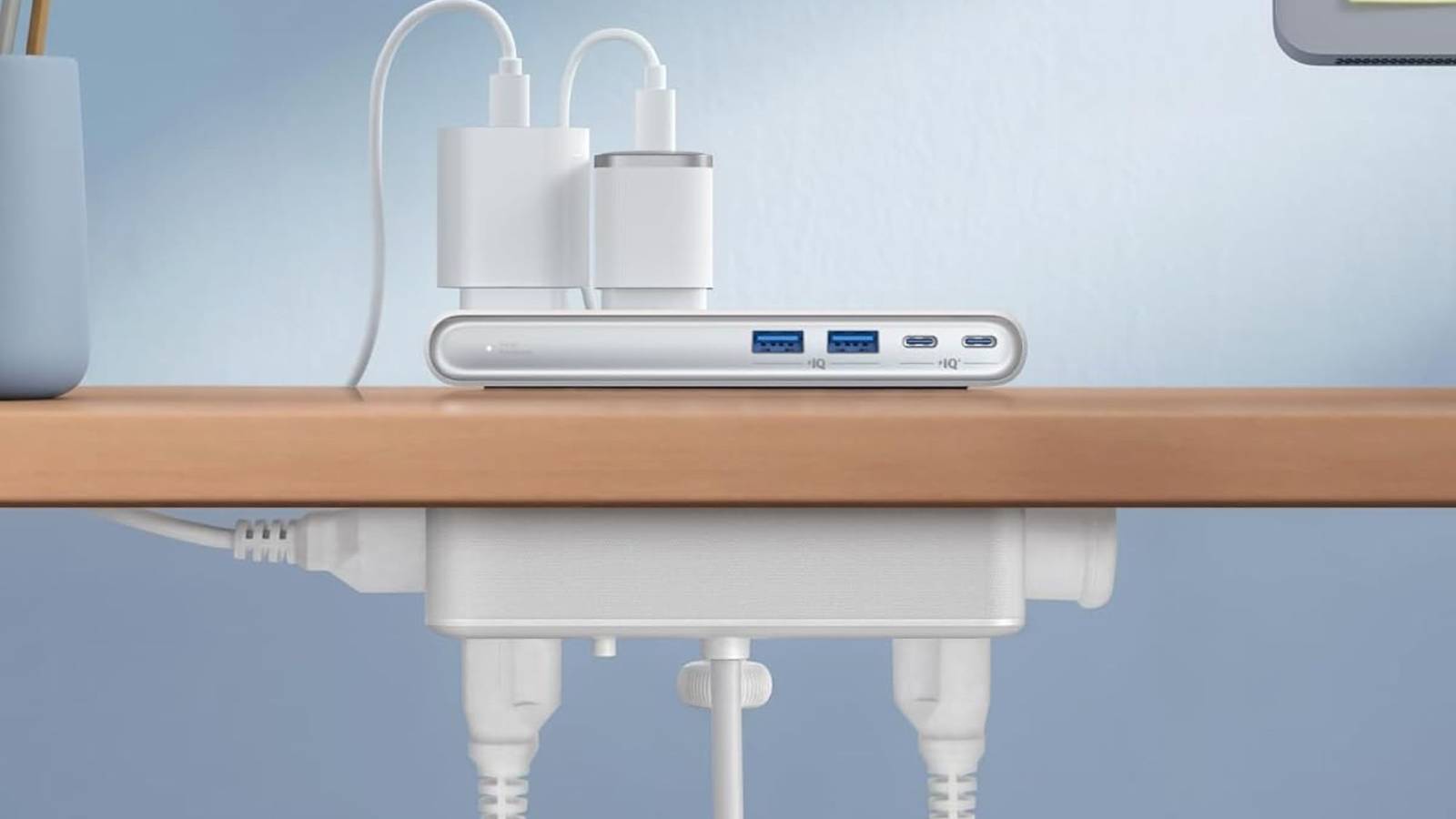 Anker Nano Power Strip na mesa