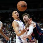 O guarda do Utah Jazz, Trey Alexander, se esticou fora da quadra na NBA Summer League