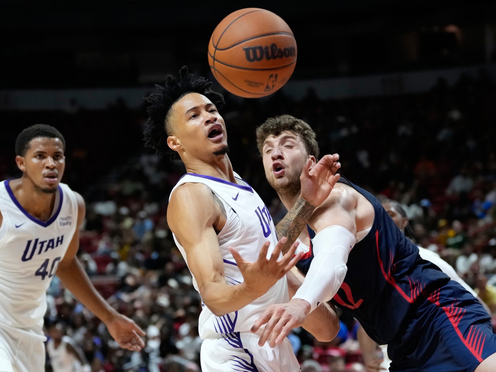 O guarda do Utah Jazz, Trey Alexander, se esticou fora da quadra na NBA Summer League