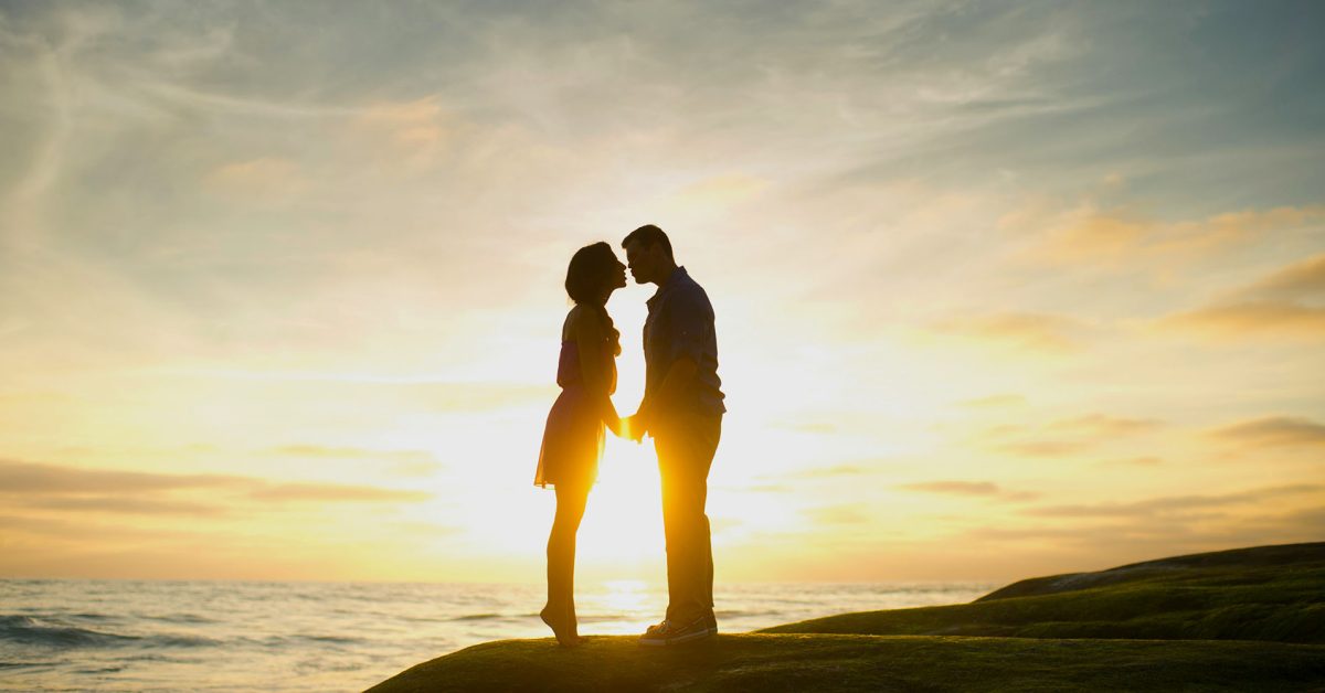 O iPhone contribuiu para ‘um colapso na fertilidade dos EUA’, afirma estudo científico | A foto mostra um casal se beijando em uma costa, em silhueta contra um pôr do sol