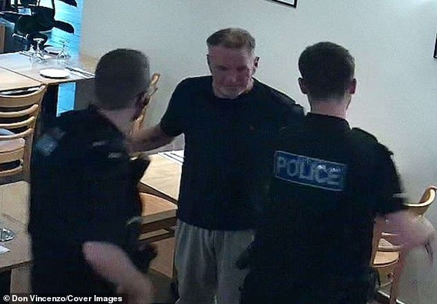 CCTV mostra o momento em que a série 'dine and dasher' Anthony Lamont é preso em Don Vincenzo, um restaurante italiano na rua principal de Rochester