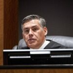 epa13095758 Juiz do Quarto Tribunal Distrital Tony Graf durante uma audiência preliminar para Tyler Robinson, o homem de Utah acusado de atirar mortalmente em Charlie Kirk, em Provo, Utah, EUA, 7 de julho de 2026. EPA/TRENT NELSON / POOL