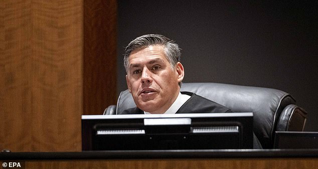 epa13095758 Juiz do Quarto Tribunal Distrital Tony Graf durante uma audiência preliminar para Tyler Robinson, o homem de Utah acusado de atirar mortalmente em Charlie Kirk, em Provo, Utah, EUA, 7 de julho de 2026. EPA/TRENT NELSON / POOL