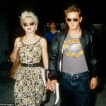 Novos detalhes sobre o romance explosivo de Madonna, 67, e Sean Penn, 65, vieram à tona em um trecho de um próximo livro sobre a cantora; Madonna e Penn fotografados em 1986