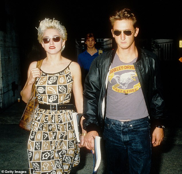 Novos detalhes sobre o romance explosivo de Madonna, 67, e Sean Penn, 65, vieram à tona em um trecho de um próximo livro sobre a cantora; Madonna e Penn fotografados em 1986