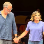 O marido de Mariska Hargitay propõe (de novo) durante seu último show na Broadway