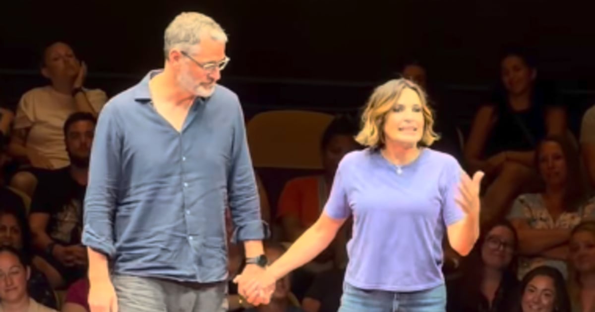 O marido de Mariska Hargitay propõe (de novo) durante seu último show na Broadway