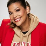 O mundo está em chamas. Aida Rodriguez ainda quer que você ria.