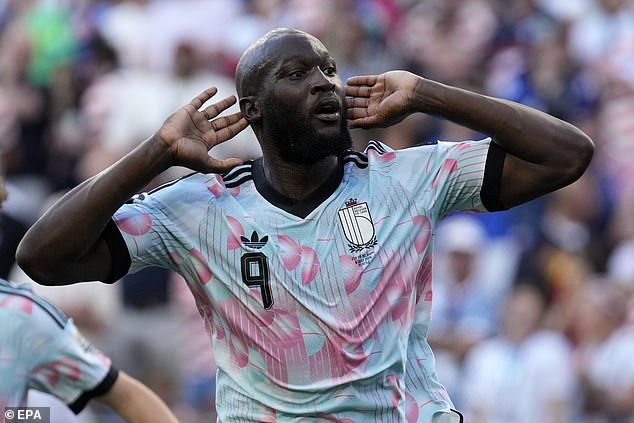 Romelu Lukaku, da Bélgica, comemora gol contra os EUA e eliminou o país da Copa do Mundo