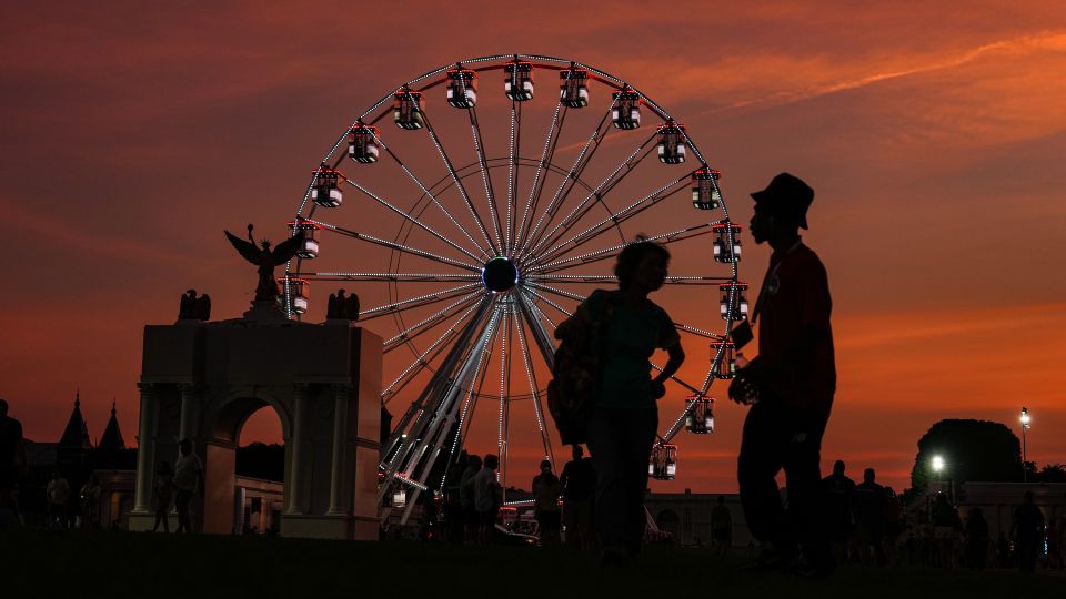 Uma mulher a cavalo carrega uma bandeira diante do edifício do Capitólio dos EUA durante um rodeio na abertura da Grande Feira Estadual Americana no National Mall em Washington, DC, em 25 de junho de 2026. - Elizabeth Frantz/Reuters