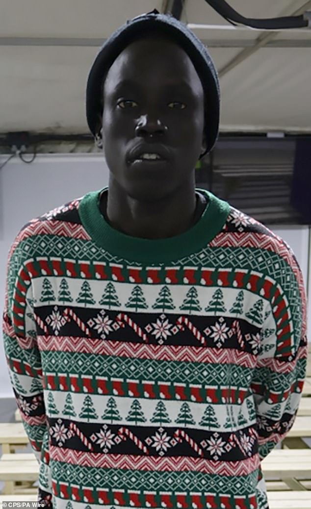 Bol Chuol foi identificado como piloto de barco do canal por causa de um suéter de Natal barulhento que ele usava