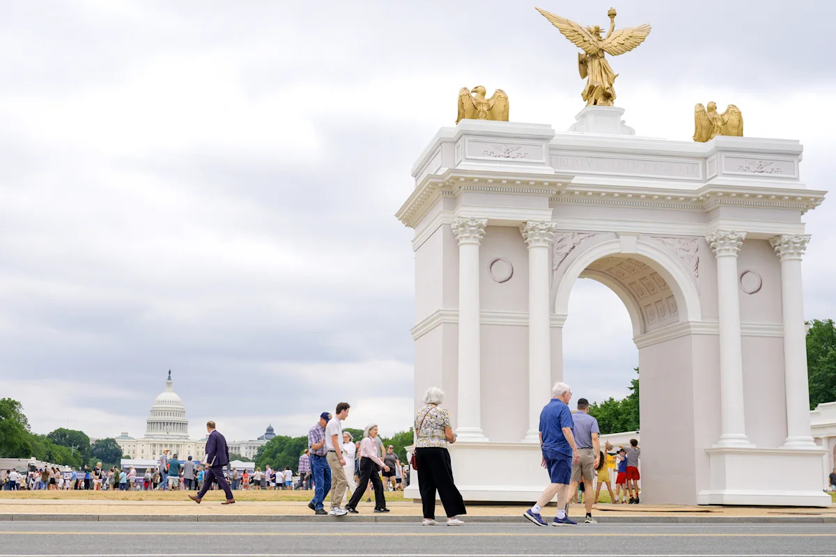 O plano de Trump para um arco triunfal na capital do país está recebendo outra revisão