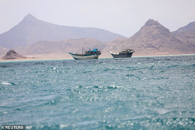 Imagem de arquivo: aveia flutua perto da costa de Bab el-Mandeb, Iêmen, 2 de abril de 2026