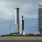 Steve Nesius/Reuters - FOTO: Booster 20 está na plataforma de lançamento na plataforma 2 enquanto os preparativos continuam para o 13º vôo de teste da espaçonave SpaceX Starship e do booster Super Heavy v3 em Starbase, Texas, em 15 de julho de 2026.