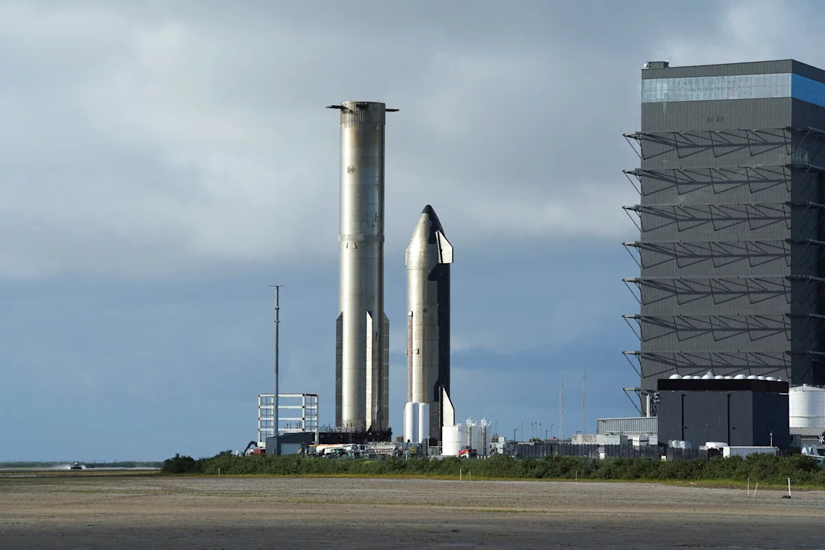 Steve Nesius/Reuters - FOTO: Booster 20 está na plataforma de lançamento na plataforma 2 enquanto os preparativos continuam para o 13º vôo de teste da espaçonave SpaceX Starship e do booster Super Heavy v3 em Starbase, Texas, em 15 de julho de 2026.