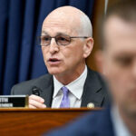 O representante Adam Smith fala durante uma audiência em Washington, DC