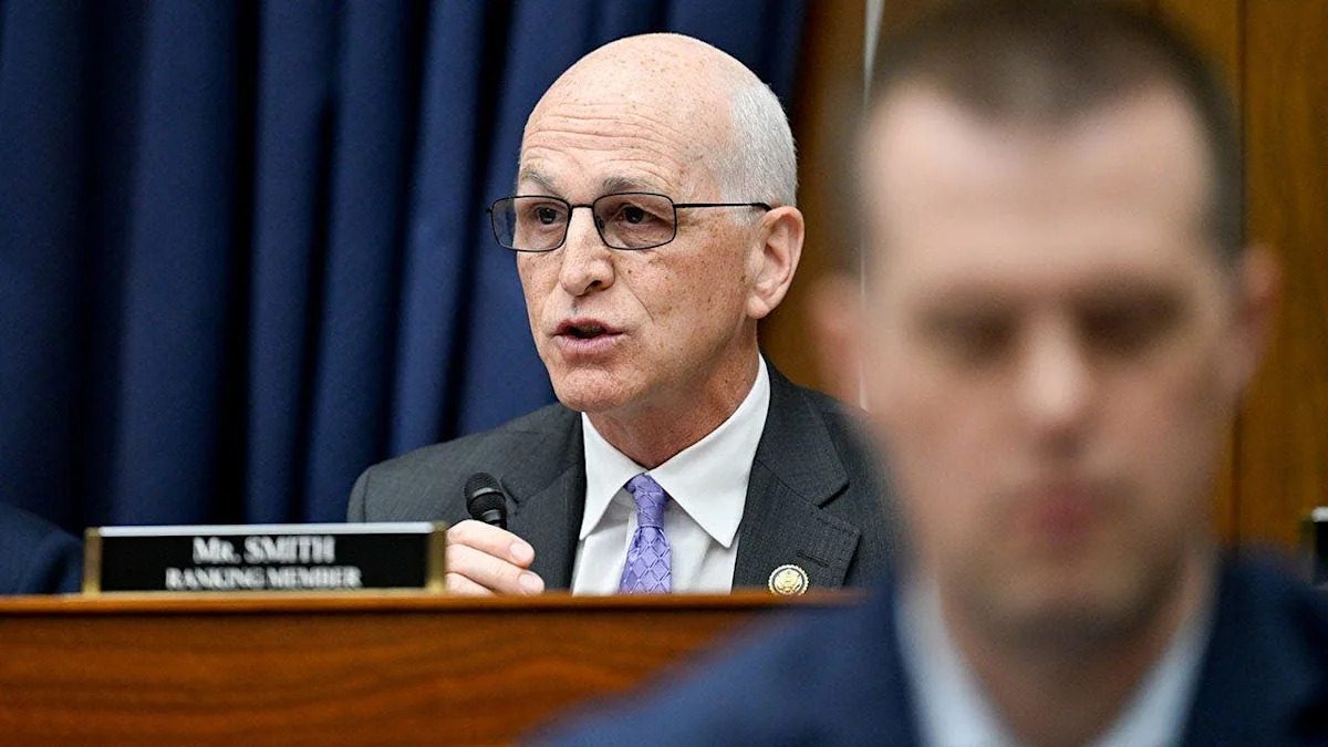 O representante Adam Smith fala durante uma audiência em Washington, DC