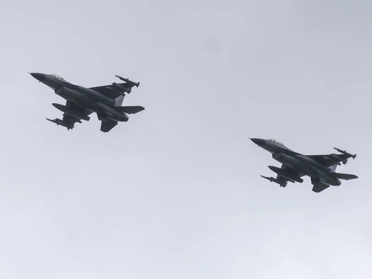 O principal general dos EUA diz que os F-16 da Ucrânia abateram recentemente seu primeiro caça a jato russo, mostrando o quão longe chegou sua defesa aérea