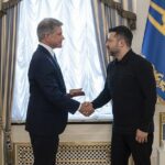 Uma foto disponibilizada pelo Serviço de Imprensa Presidencial da Ucrânia mostra o presidente ucraniano Volodymyr Zelensky (R) e o ex-presidente do Comitê de Relações Exteriores da Câmara, Michael McCaul (L), durante sua reunião em Kiev, Ucrânia, em 10 de julho de 2026.