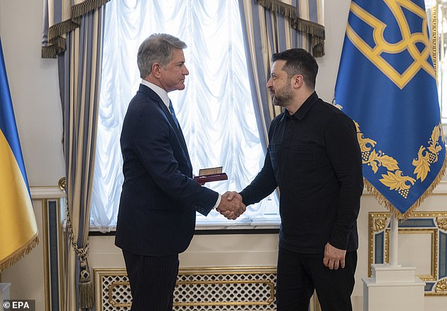 Uma foto disponibilizada pelo Serviço de Imprensa Presidencial da Ucrânia mostra o presidente ucraniano Volodymyr Zelensky (R) e o ex-presidente do Comitê de Relações Exteriores da Câmara, Michael McCaul (L), durante sua reunião em Kiev, Ucrânia, em 10 de julho de 2026.