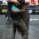 O príncipe Harry abraça Alison Hammond e diz a ela que ‘ama sua família’ ao vivo na TV enquanto Meghan se prepara para trazer Archie e Lilbet para se juntarem a ele no Reino Unido para um possível reencontro com o rei