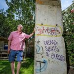 O promotor imobiliário Steve Thorpe, 65, comprou um pedaço do Muro de Berlim para levar para casa, no Reino Unido