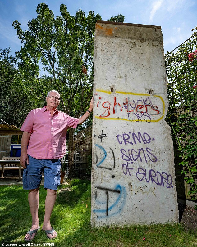 O promotor imobiliário Steve Thorpe, 65, comprou um pedaço do Muro de Berlim para levar para casa, no Reino Unido