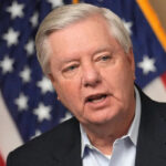 Vadim Ghirda/AP Foto, Arquivos - FOTO: Sen. Lindsey Graham fala à mídia em Kiev, Ucrânia, 18 de março de 2024.