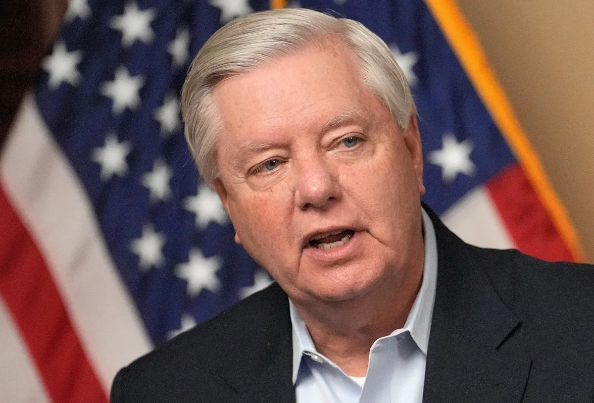 Vadim Ghirda/AP Foto, Arquivos - FOTO: Sen. Lindsey Graham fala à mídia em Kiev, Ucrânia, 18 de março de 2024.