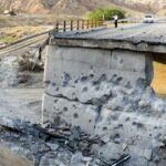 Autoridades inspecionam uma ponte danificada por um ataque dos EUA ao longo da estrada que liga Roudan e Bandar Abbas, no Irã, 18 de julho de 2026