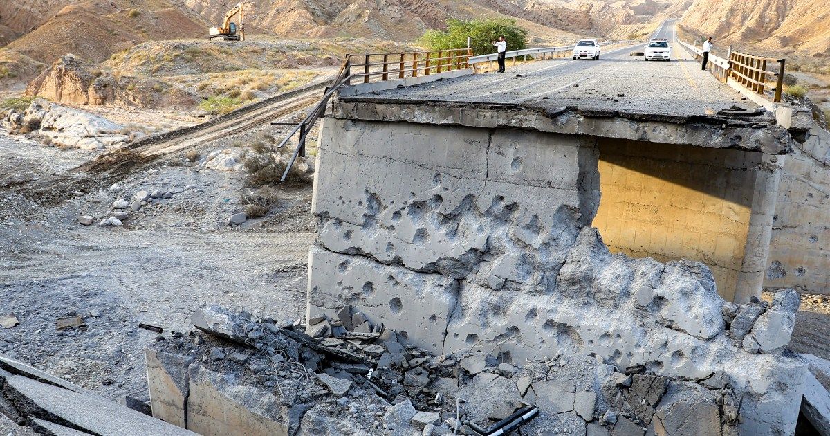Autoridades inspecionam uma ponte danificada por um ataque dos EUA ao longo da estrada que liga Roudan e Bandar Abbas, no Irã, 18 de julho de 2026