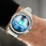 Samsung Galaxy Watch com fios saindo do braço de uma pessoa com roupa de hospital