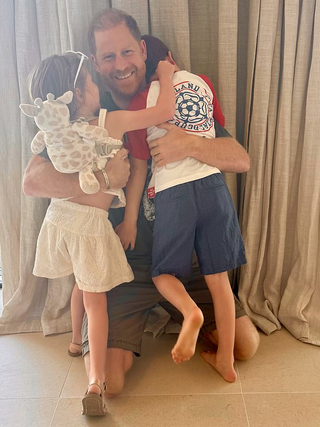 Príncipe Harry fotografado com seus filhos Archie e Lilibet em uma postagem do Dia dos Pais. As crianças conheceram seus avós reais na sexta-feira pela primeira vez desde 2022