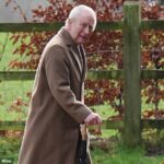 O rei Charles tem uma 'infestação de vermes' nos jardins de sua extensa propriedade em Sandringham, em Norfolk, reclamaram os moradores locais. Na foto: O rei frequentando a igreja em Sandringham no início deste ano