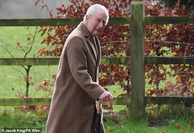 O rei Charles tem uma 'infestação de vermes' nos jardins de sua extensa propriedade em Sandringham, em Norfolk, reclamaram os moradores locais. Na foto: O rei frequentando a igreja em Sandringham no início deste ano