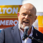 O republicano Hilton diz aos californianos que eles podem odiar Trump, mas ainda assim votar nele na corrida para governador