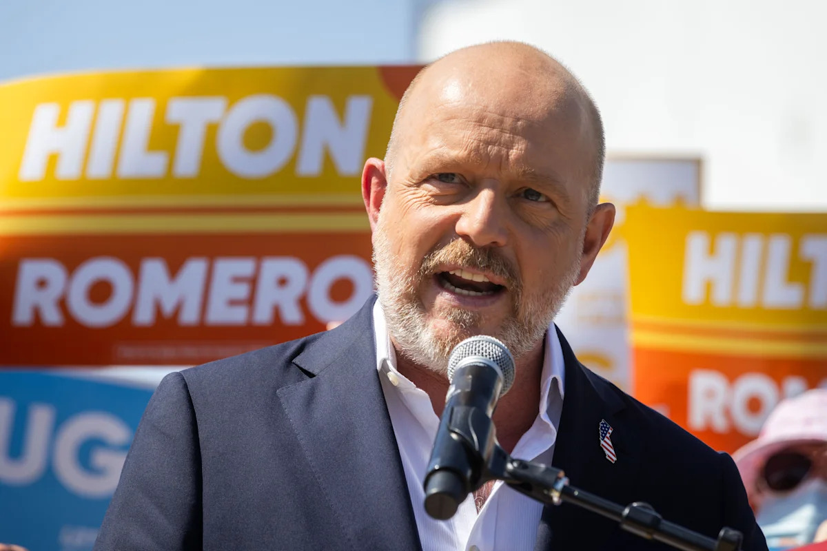 O republicano Hilton diz aos californianos que eles podem odiar Trump, mas ainda assim votar nele na corrida para governador