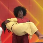 Jenna ri enquanto Leslie Jones pega Sheinelle.