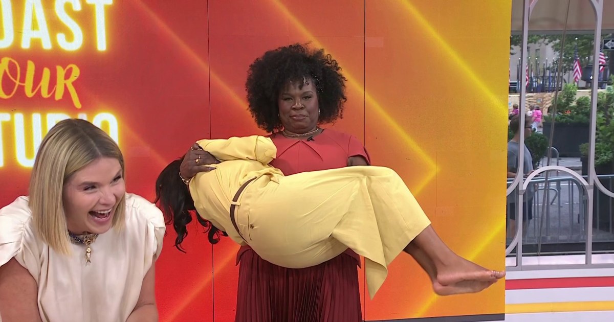 Jenna ri enquanto Leslie Jones pega Sheinelle.