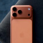 Dois motivos ajudaram a Apple a bater recorde de vendas do iPhone, e ambos são laranja | A foto mostra o iPhone 17 Pro Max em Cosmic Orange