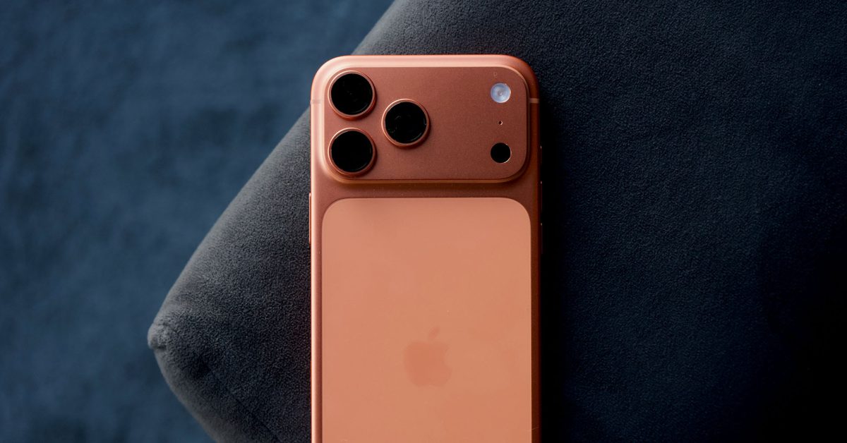 Dois motivos ajudaram a Apple a bater recorde de vendas do iPhone, e ambos são laranja | A foto mostra o iPhone 17 Pro Max em Cosmic Orange