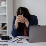 Ter dificuldades no trabalho e ser menos produtivo pode ser um sinal de alerta de demência de início precoce, mais de uma década antes de o diagnóstico ser feito, sugere um estudo