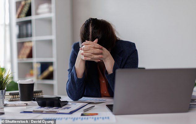 Ter dificuldades no trabalho e ser menos produtivo pode ser um sinal de alerta de demência de início precoce, mais de uma década antes de o diagnóstico ser feito, sugere um estudo