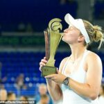 Barbora Krejcikova comemora após vencer o último torneio WTA em Atenas no domingo