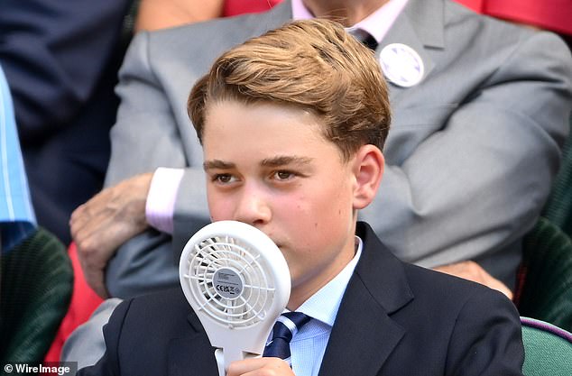 O príncipe George parecia ter sido afetado pelo calor sufocante de 29ºC enquanto se refrescava com um ventilador portátil